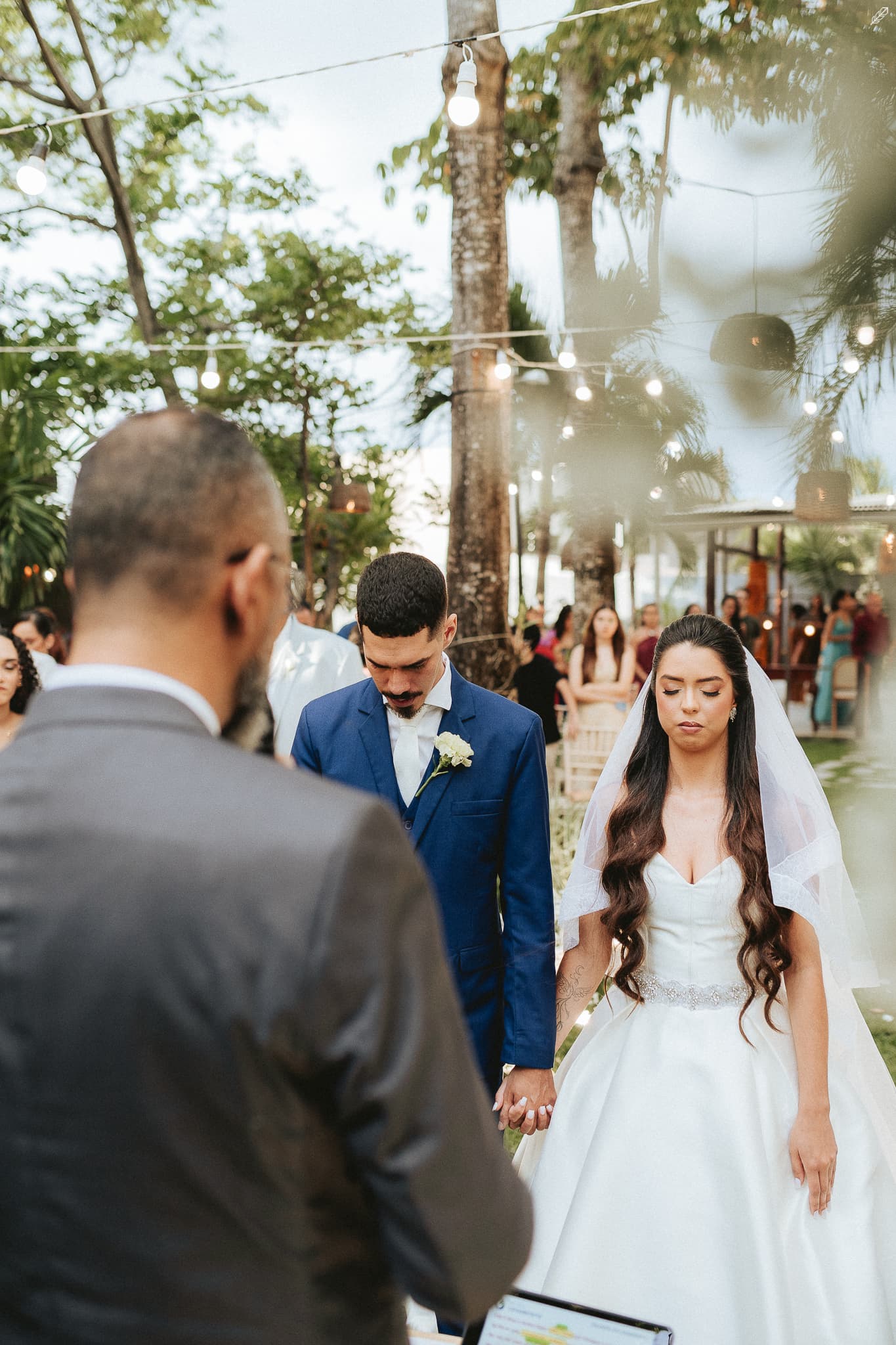 Casal feliz planejando o casamento no MarryUs